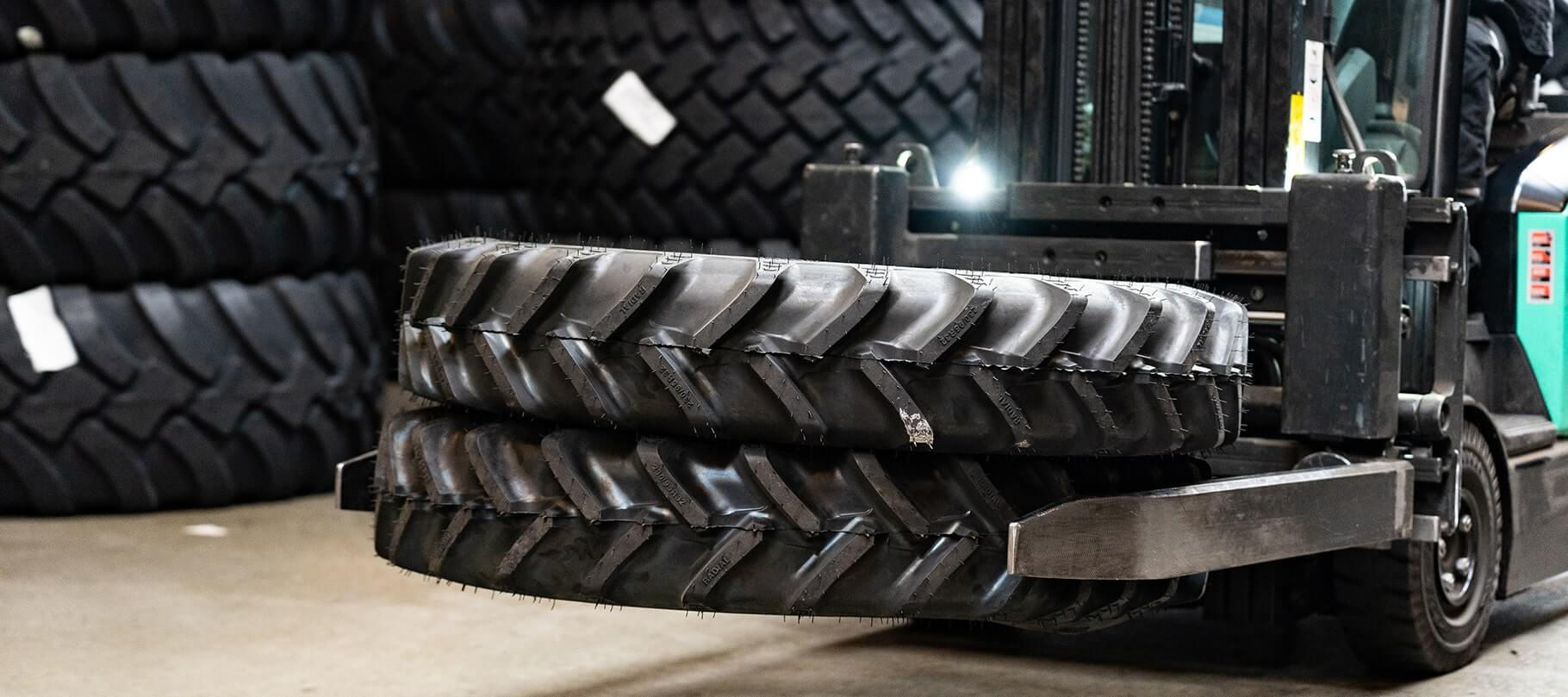 Gaffeltruck der kører et dæk